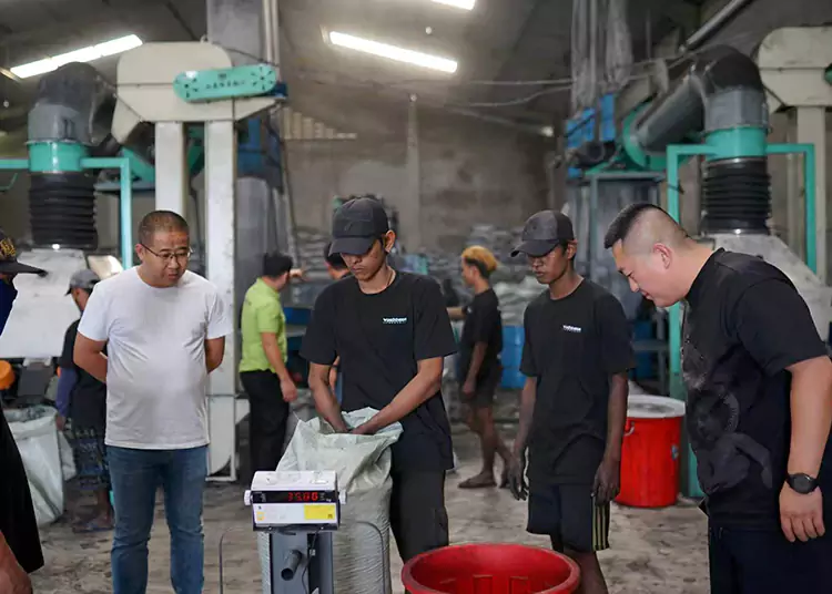 Visite approfondie d'une usine de clients indonésiens pour le charbon actif de coques de noix de coco : témoignage de la force de production et de la sincérité de la coopération